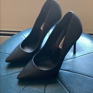 Daisy Steve Madden black snake pumps